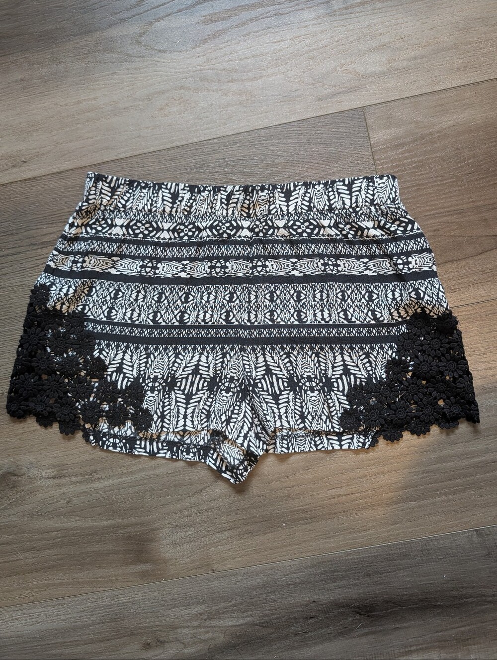 Black & White Printed Women's Lace-Trim Shorts Size Small By Forever 21.